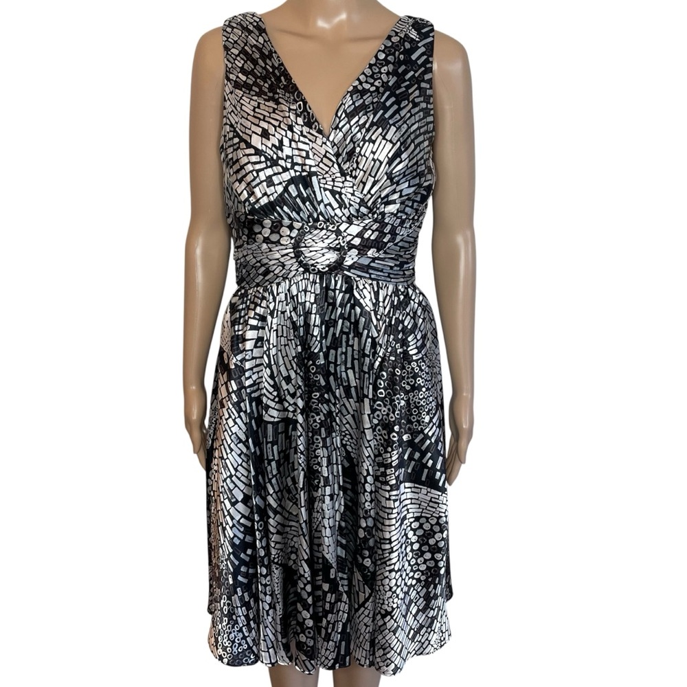 White House Black Market Black & White V-Neck Sleeveless Mini Cocktail Dress